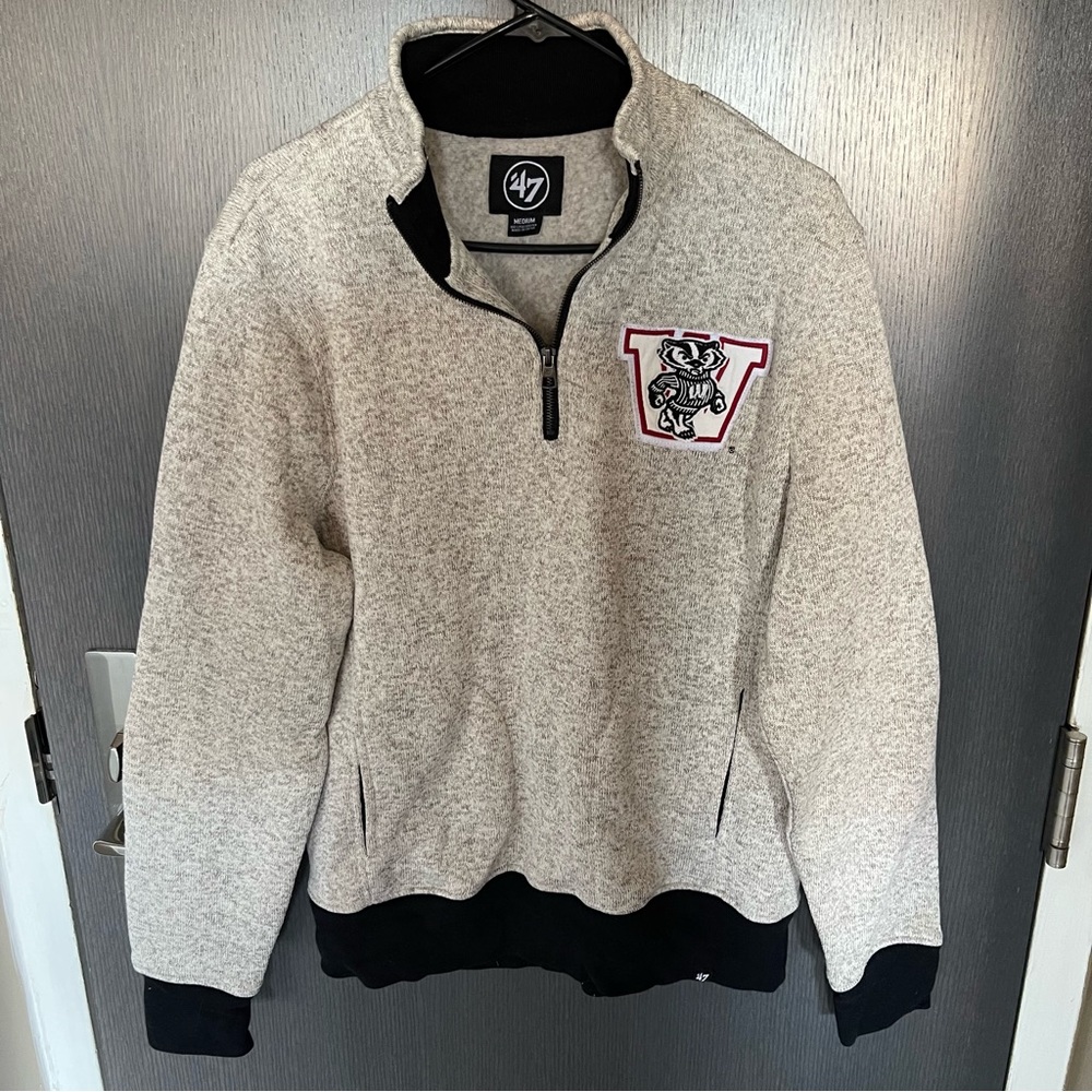 Wisconsin Badger Size M Quarter-Zip Sweatshirt, tan/grey color